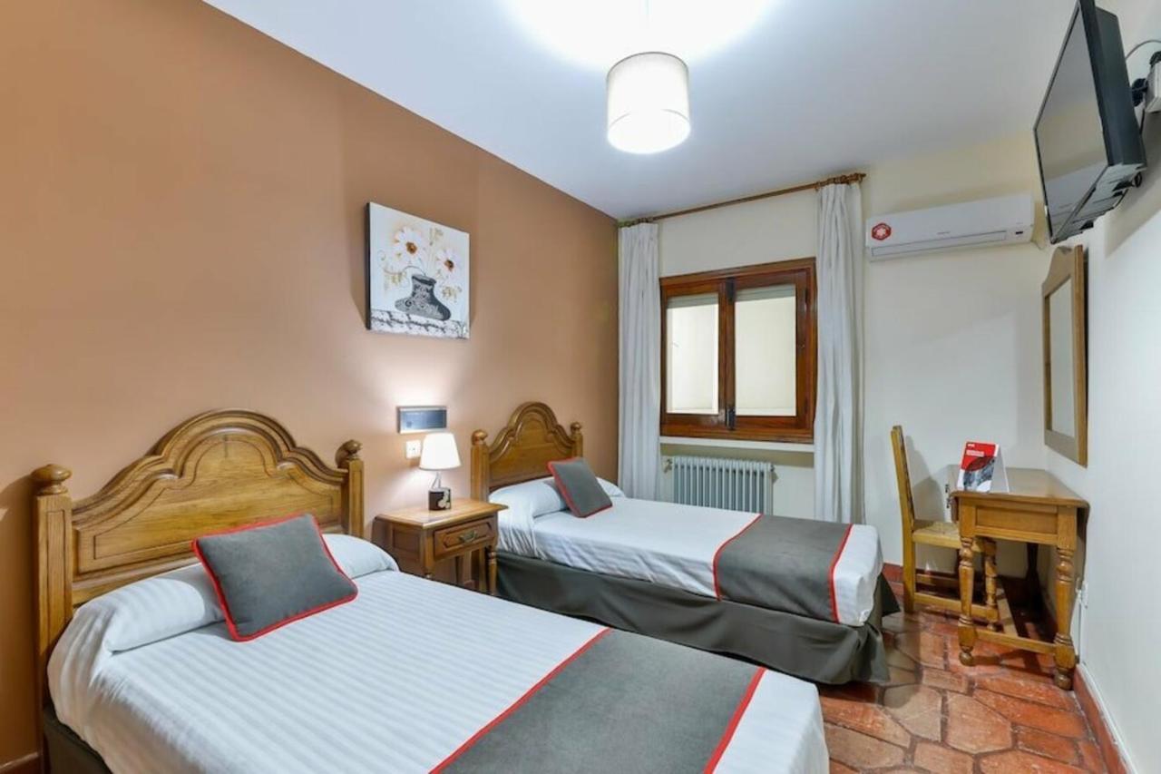 Hostal Alfonso XI Guadalupe  Eksteriør billede