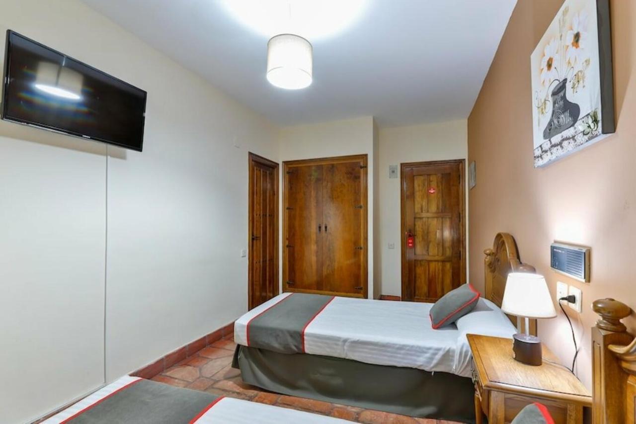 Hostal Alfonso XI Guadalupe  Eksteriør billede